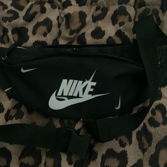 Nike men’s/ unisex pouch - Picture 1 of 5